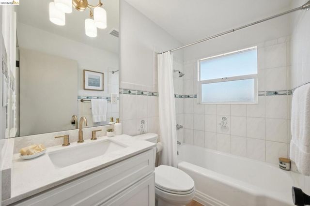 7425 Hillmont Drive, Oakland, CA 94605