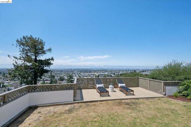 7425 Hillmont Drive, Oakland, CA 94605