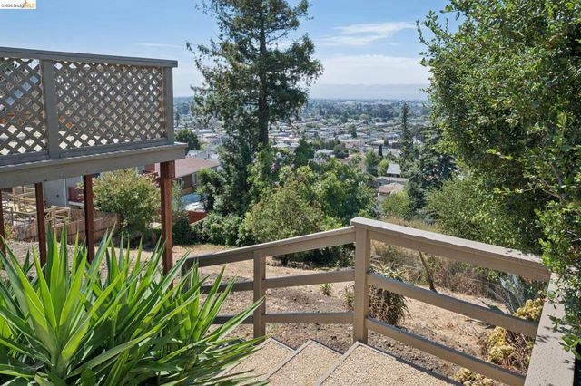 7425 Hillmont Drive, Oakland, CA 94605