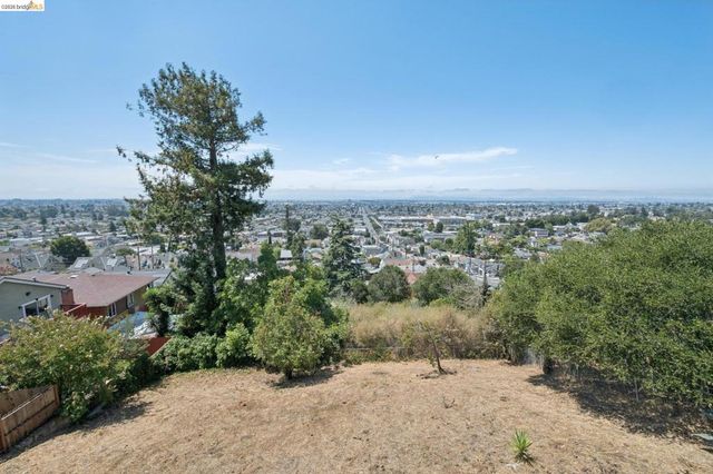 7425 Hillmont Drive, Oakland, CA 94605