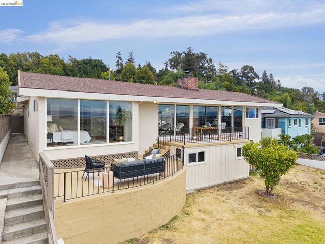 7425 Hillmont Drive, Oakland, CA 94605