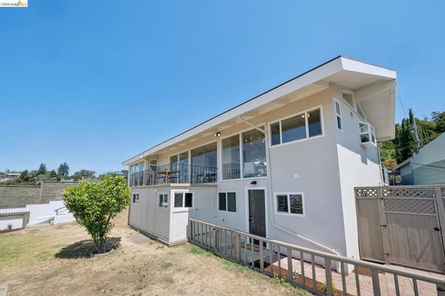 7425 Hillmont Drive, Oakland, CA 94605