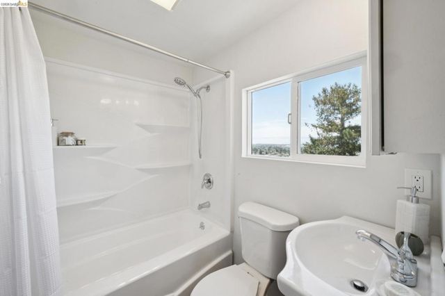 7425 Hillmont Drive, Oakland, CA 94605