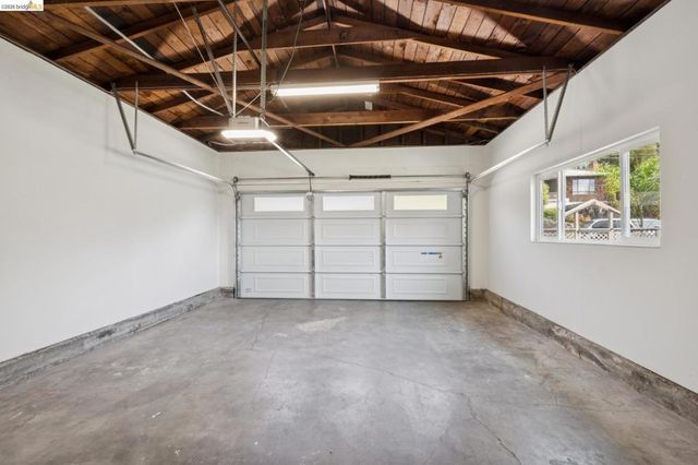 7425 Hillmont Drive, Oakland, CA 94605