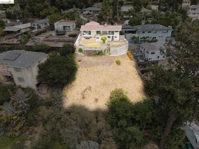 7425 Hillmont Drive, Oakland, CA 94605