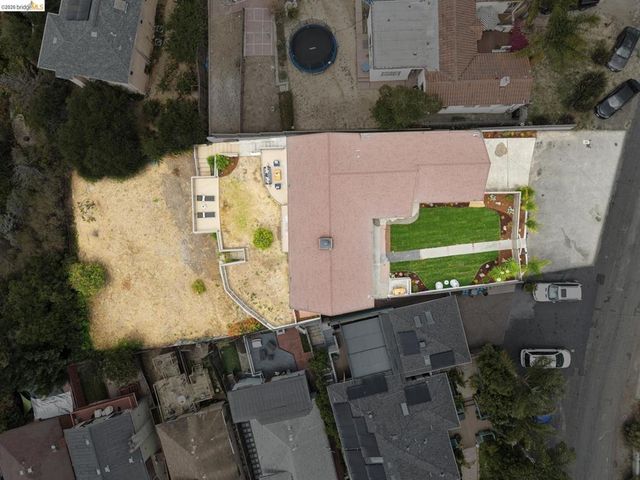 7425 Hillmont Drive, Oakland, CA 94605