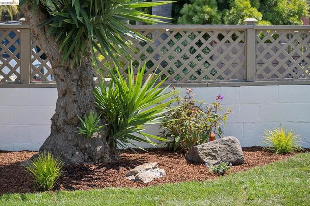 7425 Hillmont Drive, Oakland, CA 94605