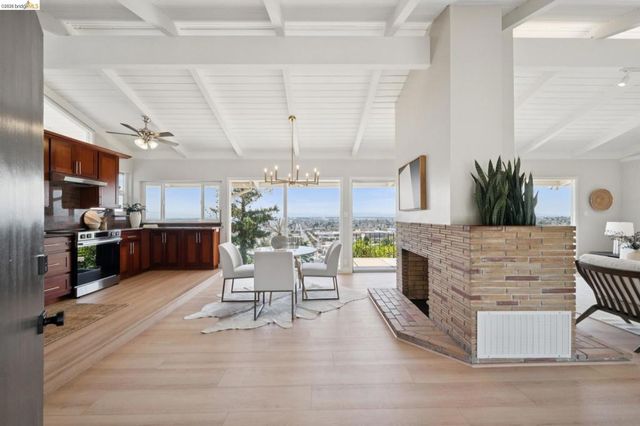 7425 Hillmont Drive, Oakland, CA 94605