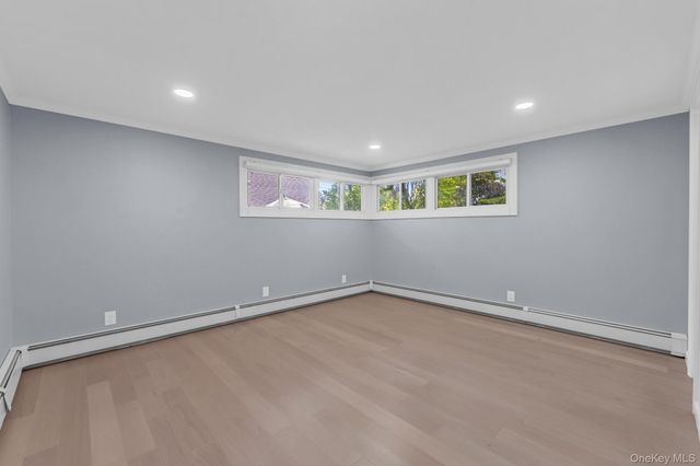 19 Ridge Drive E, Roslyn, NY 11576