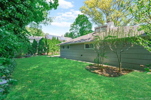19 Ridge Drive E, Roslyn, NY 11576