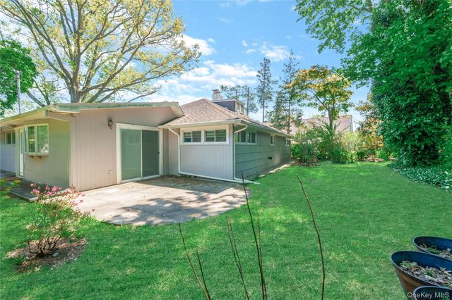 19 Ridge Drive E, Roslyn, NY 11576