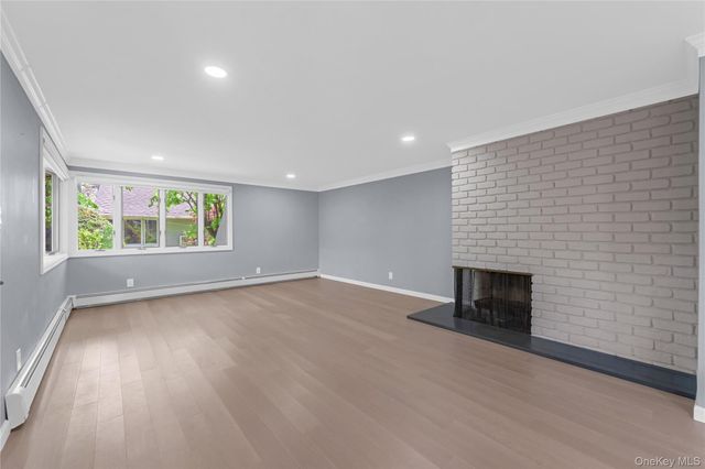 19 Ridge Drive E, Roslyn, NY 11576