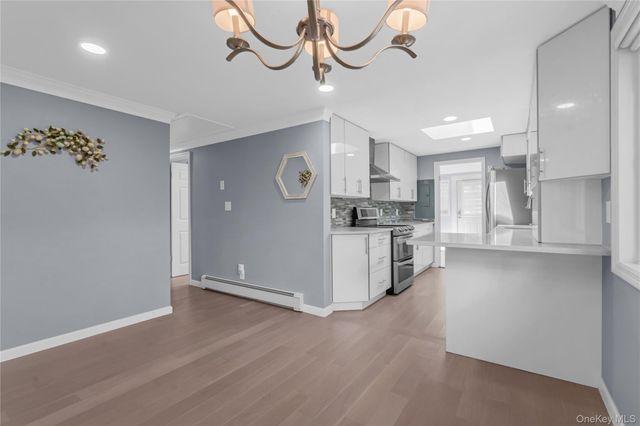 19 Ridge Drive E, Roslyn, NY 11576