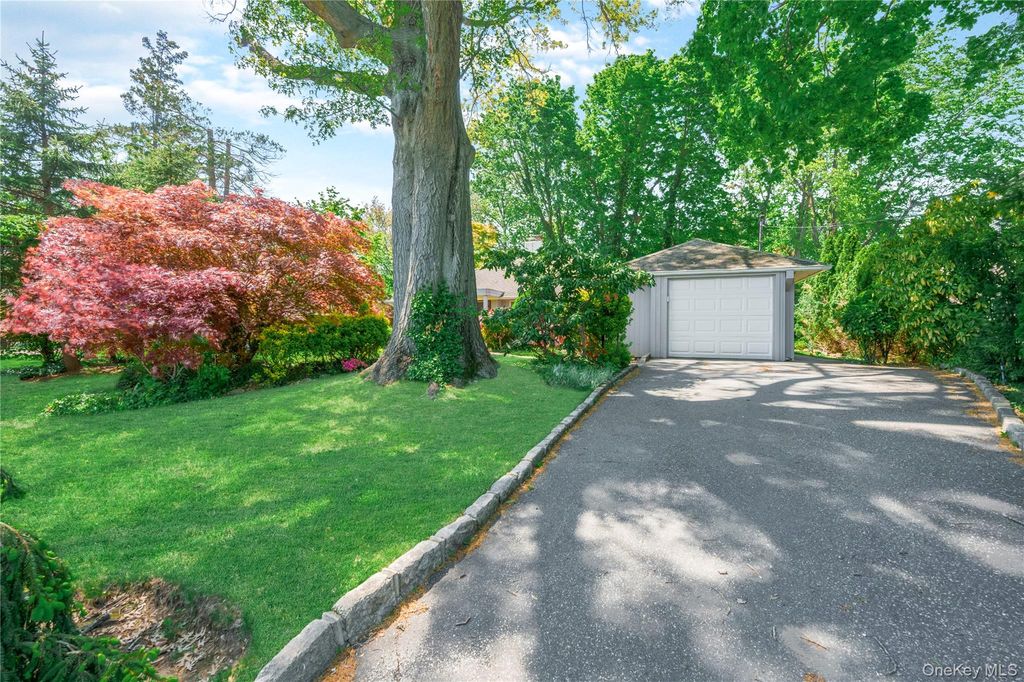 19 Ridge Drive E, Roslyn, NY 11576 — photo 4