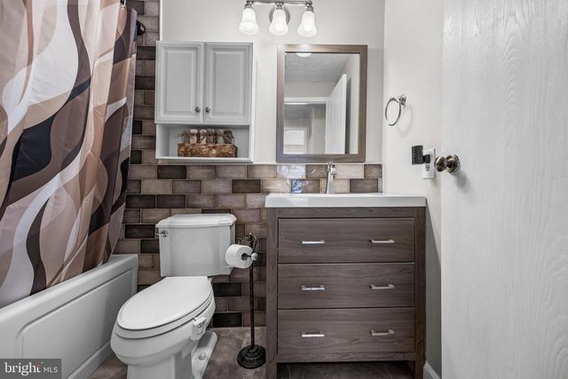 8 ADAMS CT, Marlton, NJ 08053