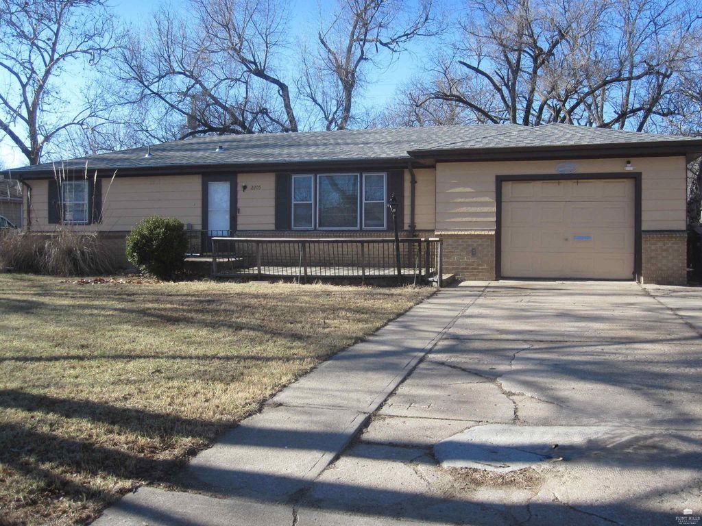 2205 Northview Drive, Manhattan, KS 66502