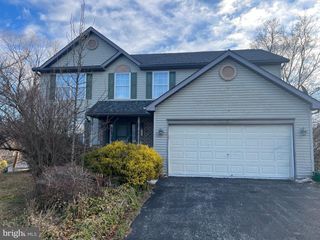 206 HALL DR, Hanover, PA 17331