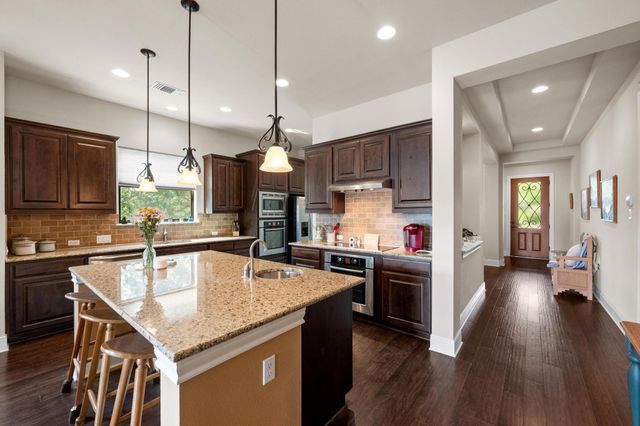 29 Prestonwood CIR, Lakeway, TX 78734