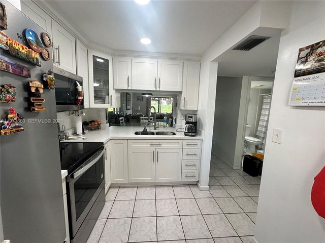 10434 Sunrise Lakes Blvd 102, Sunrise, FL 33322