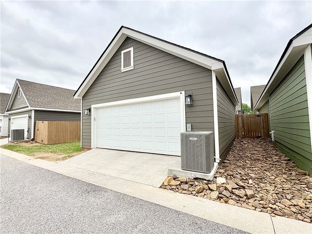 823 NE Heights Lane, Bentonville, AR 72712