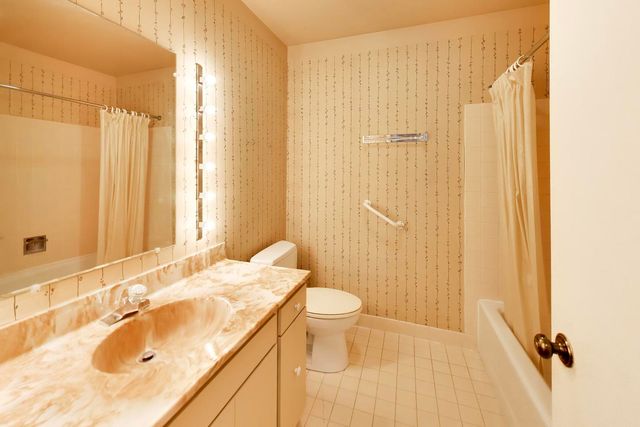 1060 Shermer Road 25, Northbrook, IL 60062