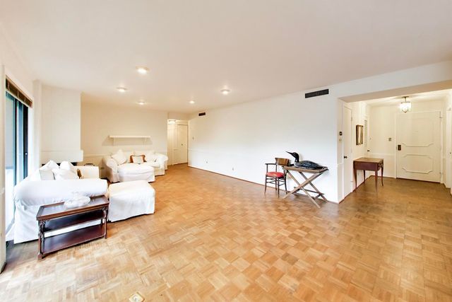 1060 Shermer Road 25, Northbrook, IL 60062