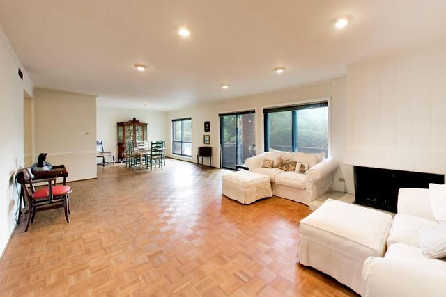 1060 Shermer Road 25, Northbrook, IL 60062