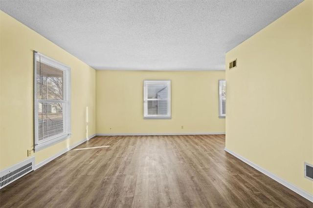 1221 E 25th Avenue, Kansas City, MO 64116