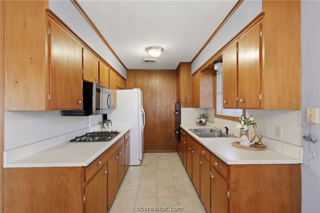 3807 Kelli Lane, Bryan, TX 77802 — photo 4