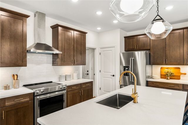 32 East Point Drive 2, East Providence, RI 02916