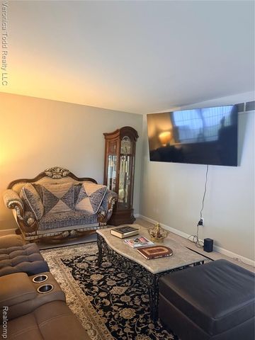 2994 Roundtree Drive, Troy, MI 48083