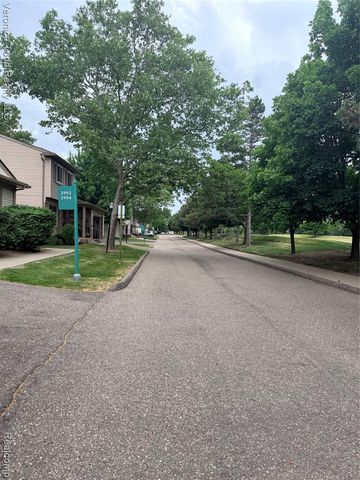 2994 Roundtree Drive, Troy, MI 48083