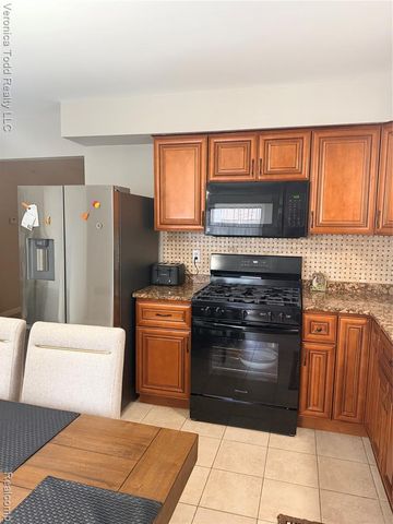 2994 Roundtree Drive, Troy, MI 48083