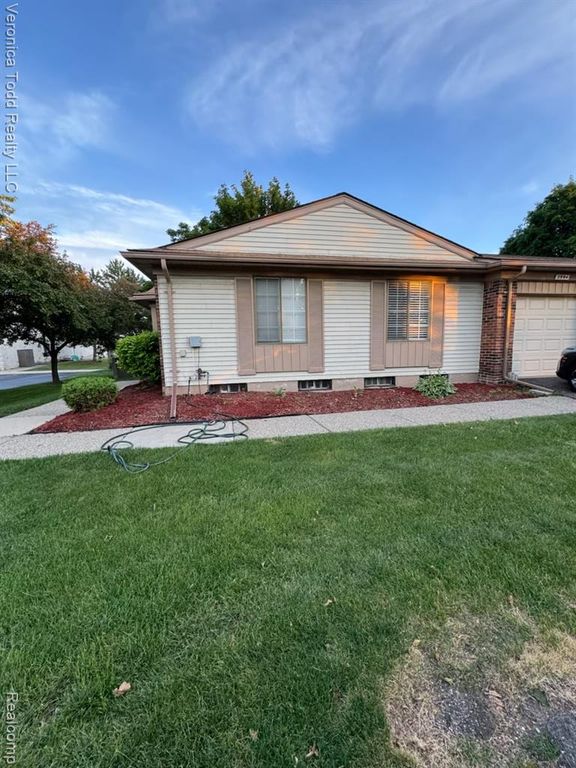 2994 Roundtree Drive, Troy, MI 48083