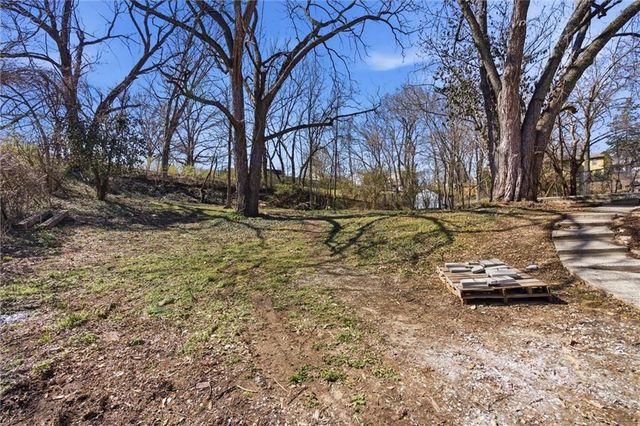 2425 NE 38th Street, Kansas City, MO 64116