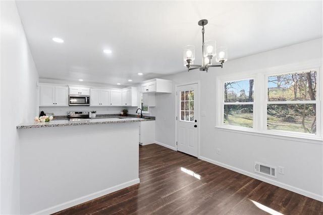 2425 NE 38th Street, Kansas City, MO 64116