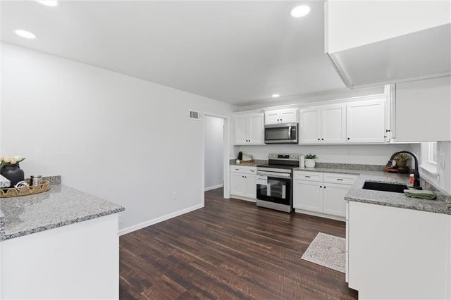 2425 NE 38th Street, Kansas City, MO 64116