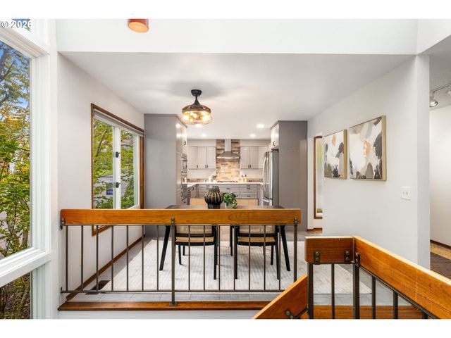 3023 Sw COLLINS Ct, Portland, OR 97219