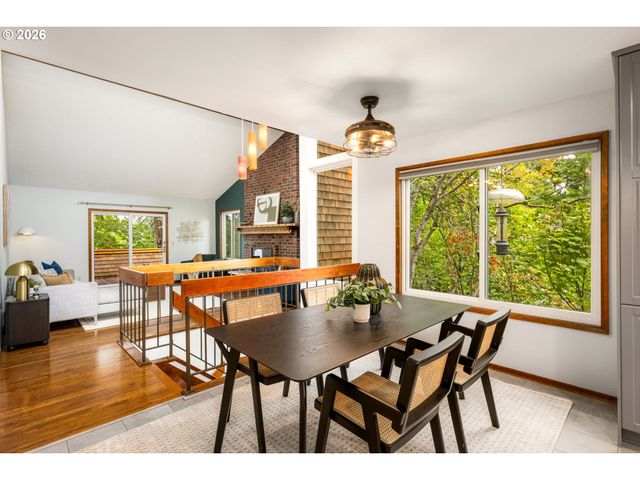 3023 Sw COLLINS Ct, Portland, OR 97219