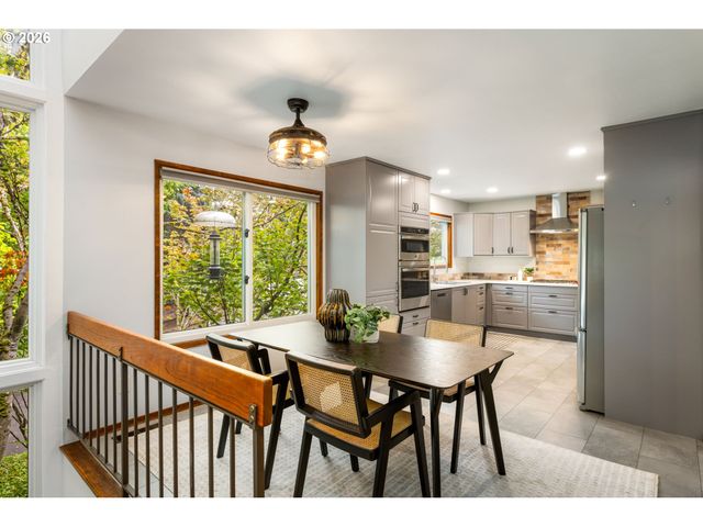 3023 Sw COLLINS Ct, Portland, OR 97219