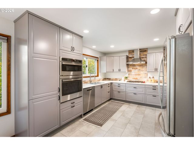 3023 Sw COLLINS Ct, Portland, OR 97219