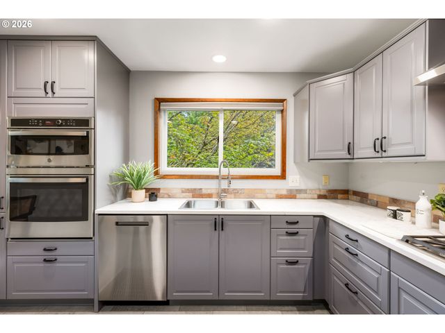 3023 Sw COLLINS Ct, Portland, OR 97219