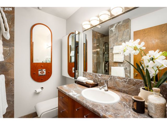 3023 Sw COLLINS Ct, Portland, OR 97219