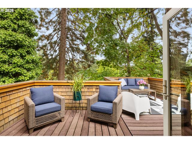3023 Sw COLLINS Ct, Portland, OR 97219