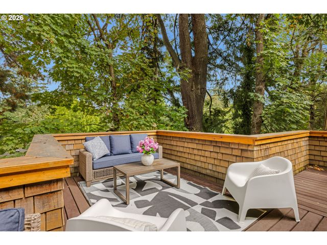 3023 Sw COLLINS Ct, Portland, OR 97219