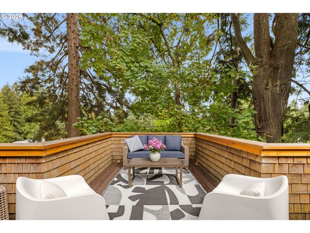 3023 Sw COLLINS Ct, Portland, OR 97219