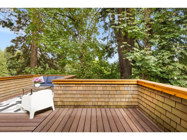 3023 Sw COLLINS Ct, Portland, OR 97219