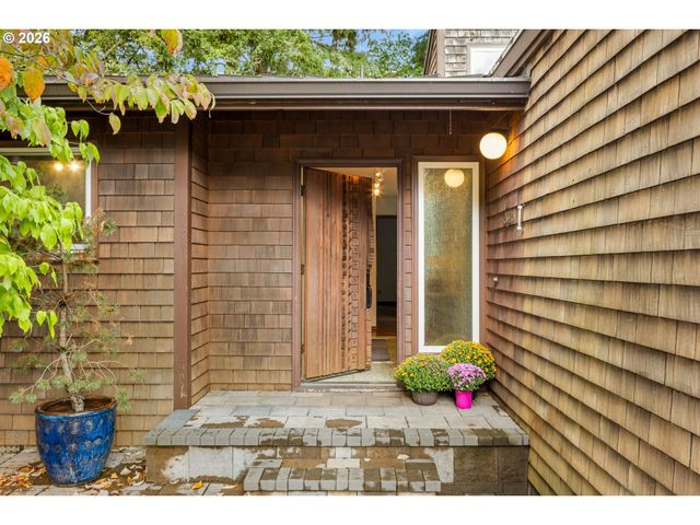 3023 Sw COLLINS Ct, Portland, OR 97219