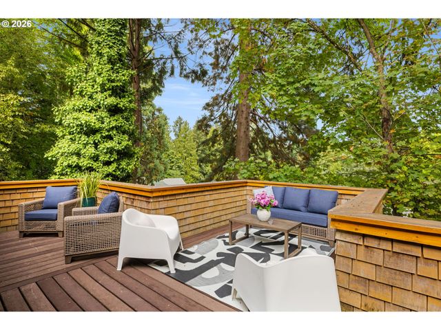 3023 Sw COLLINS Ct, Portland, OR 97219