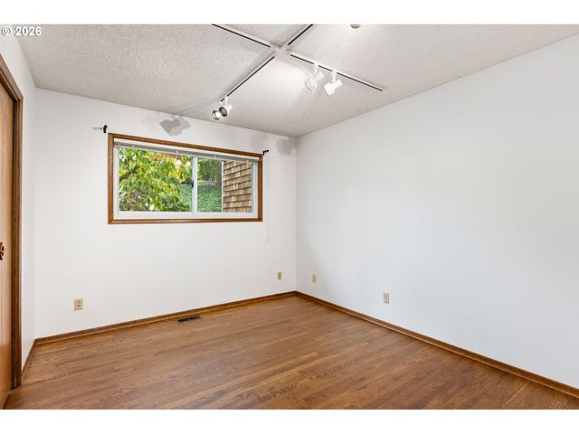 3023 Sw COLLINS Ct, Portland, OR 97219